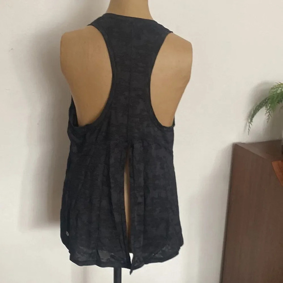 Lululemon black tank top sz 6 camo stripe print great pre owned condition - Picture 4 of 6